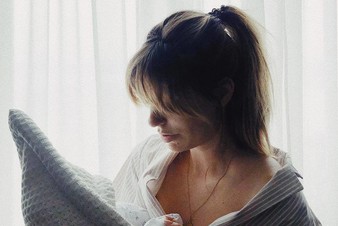 Саша Савельева опубликовала первое фото с новорожденным малышом