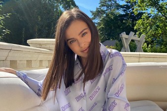 Елена Темникова представила клип на трек «Как на фантиках Love Is»