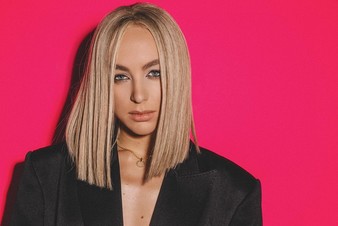Мари Краймбрери представила пронзительный клип на песню «Самолёт»