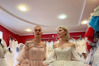 Вот это путешествие! Настя Ивлеева примерила свадебное платье с Даней Милохиным