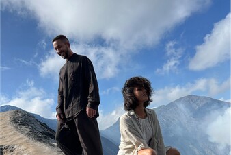 Невероятный горный пейзаж: Zivert и группа PIZZA представили клип на трек «Залипательно»