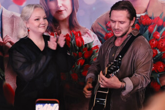 А теперь песня! CHEBANOV мило поздравил Варю Щербакову с наступающим праздником